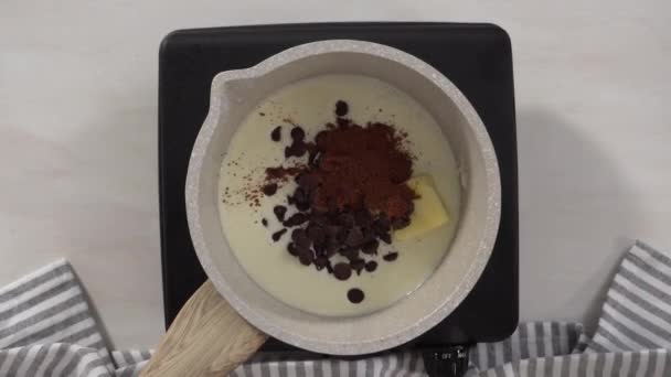 Mezclar Los Ingredientes Tazón Vidrio Para Preparar Pastel Terciopelo Rojo — Vídeo de stock