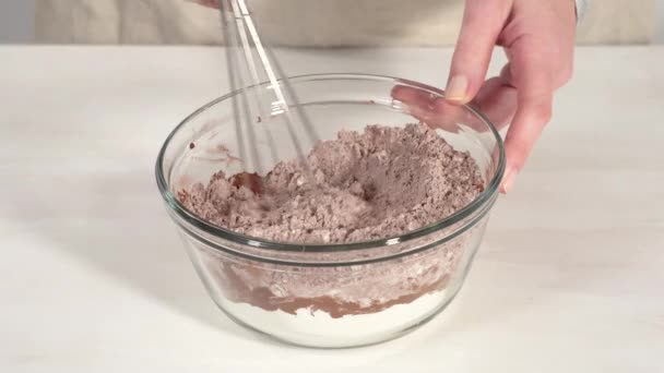Mescolare Gli Ingredienti Una Ciotola Vetro Preparare Torta Velluto Rosso — Video Stock