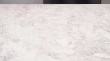 Tek boynuzlu at teması parşömen kağıdıyla kaplı bir yaprak üzerinde patlar..