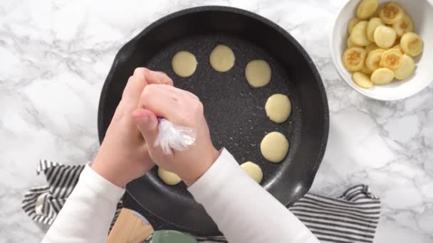 Schritt Für Schritt Mini Pfannkuchen Müsli Einer Beschichteten Pfanne Braten — Stockvideo