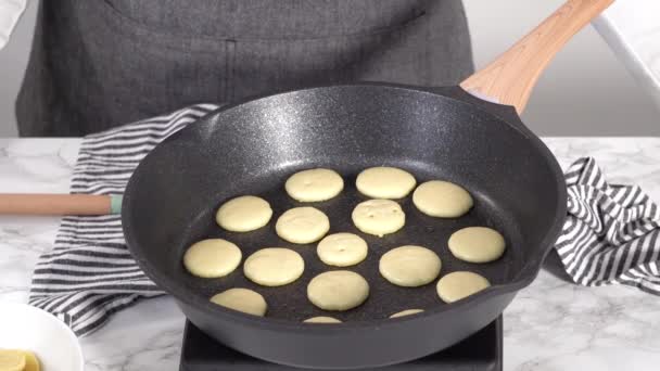 Passo Passo Fritar Mini Panqueca Cereal Uma Frigideira Antiaderente — Vídeo de Stock