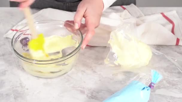 Tek Boynuzlu Meringue Kurabiyesi Pişirmek Için Metal Uçlu Boru Torbalarına — Stok video