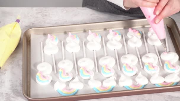 Gourmet Unicorn Θέμα Μαρέγκα Σκάει Ένα Λευκό Πιάτο Σερβιρίσματος — Αρχείο Βίντεο