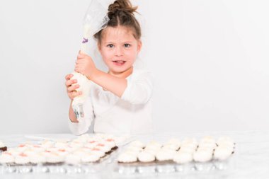 Küçük kız İtalyan tereyağı kreması tatlandırması yapıyor..