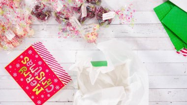 Düz yatıyordu. Adım adım. Ev yapımı şekerleme ve kurabiyeleri Noel hediyesi kutusuna koymak.