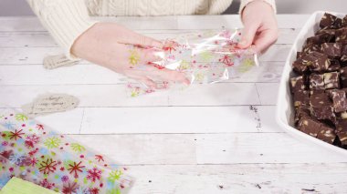 Adım adım. Ev yapımı macadamia şekerlemesi küçük hediye paketlerine konuyor..