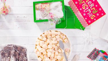 Düz yatıyordu. Adım adım. Ev yapımı şekerleme paketleri küçük hediye paketlerine konuyor..