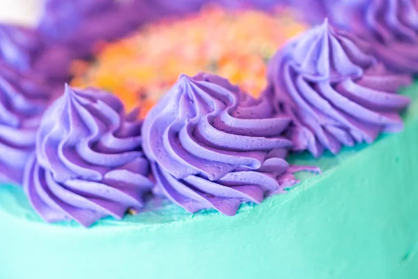 Торт День Народження Бірюзовим Масляним Кремом Фіолетовими Розетками Зморшками — стокове фото