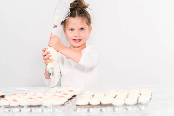 Kleines Mädchen Übt Zuckerguss Italienischer Buttercreme — Stockfoto