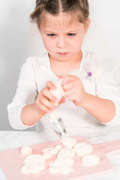 Kleines Mädchen Übt Zuckerguss Italienischer Buttercreme — Stockfoto