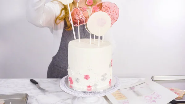 장식으로 케이크에 눈송이가 커다란 롤리팝을 삽입하는 — 스톡 사진