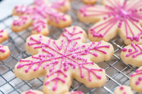 Украшение Рождественского Сахарного Печенья Королевской Глазурью Брызгами — стоковое фото