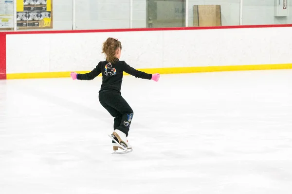 Kleine Schaatsster Oefent Haar Elementen Ochtend Kunstschaatstraining — Stockfoto