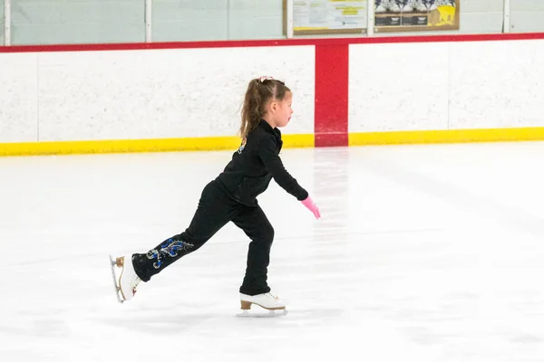 Kleine Eiskunstläuferin Übt Ihre Elemente Beim Morgendlichen Eiskunstlauf Training — Stockfoto