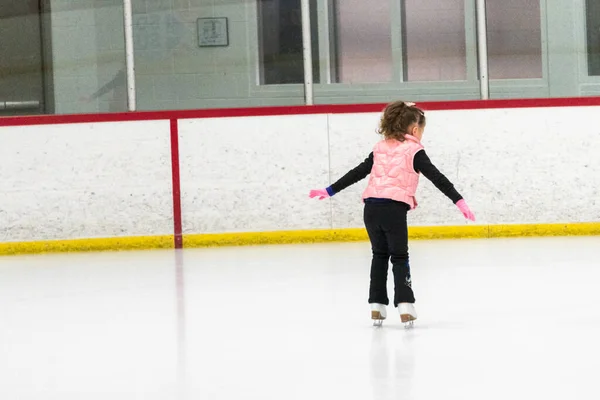 Kleine Schaatsster Oefent Haar Elementen Ochtend Kunstschaatstraining — Stockfoto