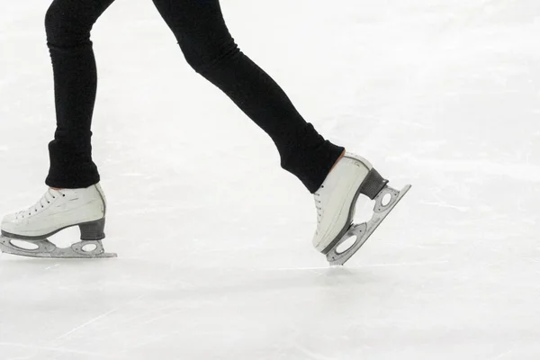 Blick Auf Eiskunstlauffüße Beim Eiskunstlauf Training — Stockfoto