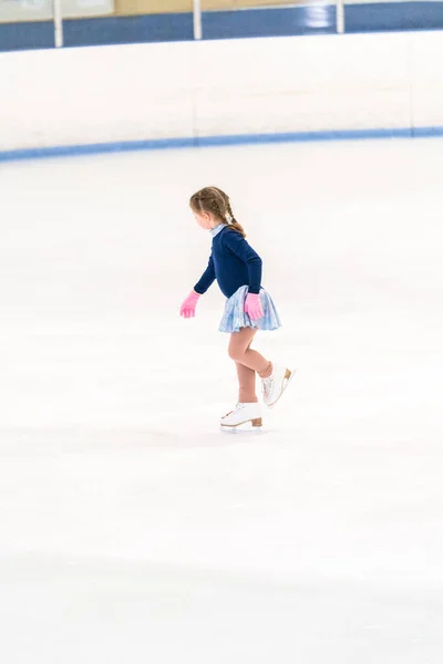 Klein Meisje Oefenen Kunstschaatsen Een Indoor Schaatsbaan — Stockfoto