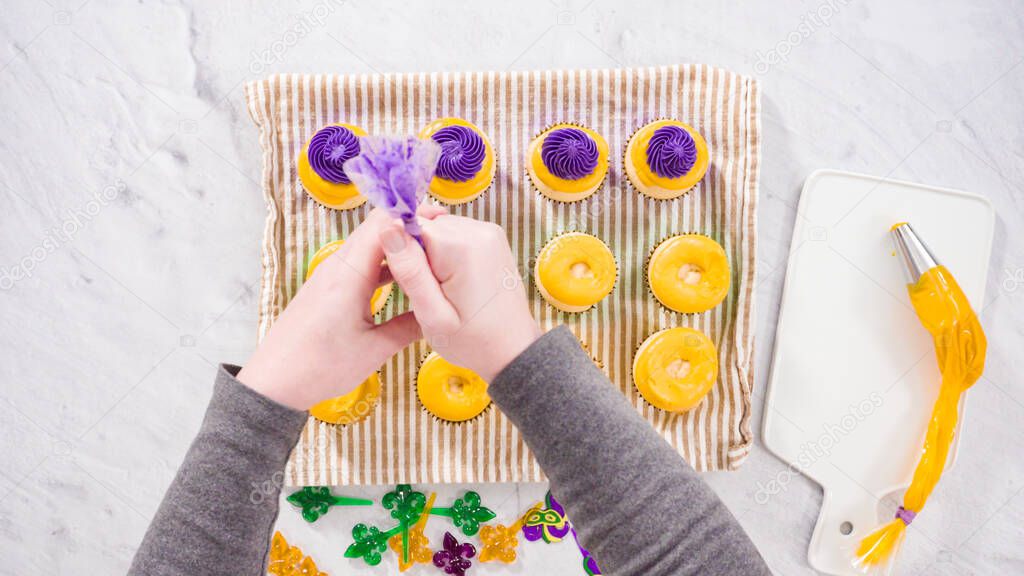 Acostado. Paso a paso. Frosting cupcakes de vainilla con glaseado de crema de mantequilla