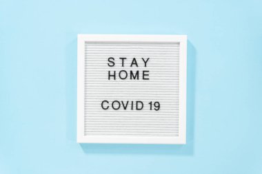 İleti panosunda Ev Kal ve COVID-19 tabelası.