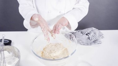 Tarçınlı rulo pişirmek için elle hamur örüyorum..