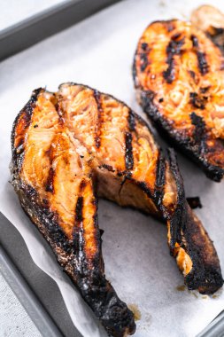 Parşömen kağıdıyla ızgara somon bifteği..