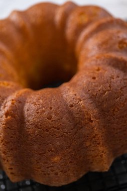 Mutfak rafında soğumuş limonlu kek..