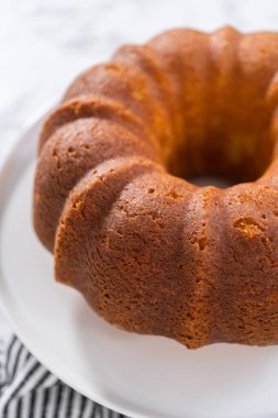 Pasta tezgahında süslenmemiş limonlu kek..