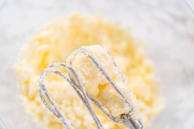Limonlu kek hazırlamak için karıştırma kabındaki malzemeleri karıştırıyorum..