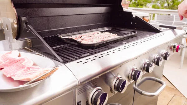 Matlagning Bacon Stavar Utomhus Gasgrill — Stockfoto