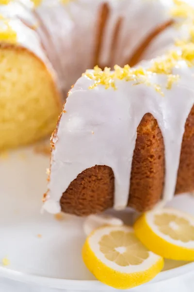 Нарізаний Лимонний Пучок Торт Прикрашений Лимонною Цедрою Підставці Торта — стокове фото
