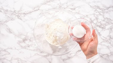 Düz yatıyordu. Adım adım. Mini krep gevreğinin malzemelerini karıştırıyorum..