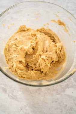 Eggnog çörekleri pişirmek için karışımı büyük bir bardakta karıştırıyorum..