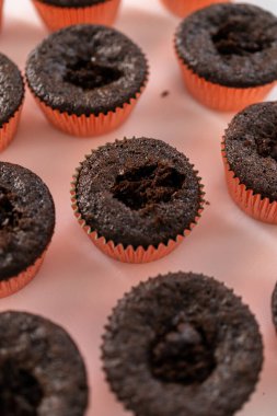 Taze pişmiş çikolatalı kekleri çilekle dolduruyorum..