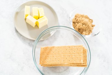 Kek pişirmek için cam karıştırma kabındaki malzemeler..