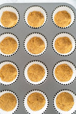 Kek paketlerini krakerlerle doldurup kekler pişirmek..