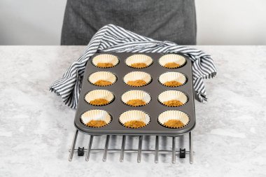 Kurabiye pişirmek için kraker katmanı soğutuyorum..