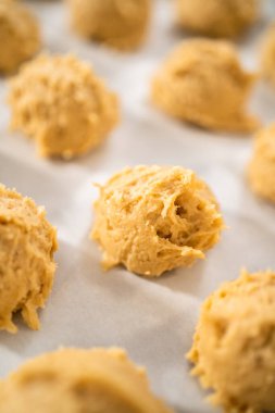 Eggnog çörekleri pişirmek için hamur kepçesiyle hamur topluyorum..