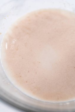 Akşam yemeği hazırlamak için bardaktaki mayayı aktifleştiriyorum..