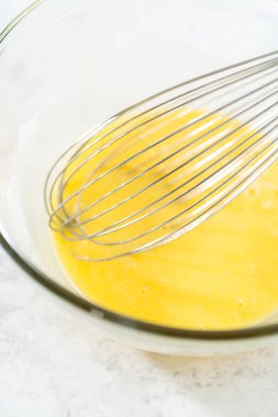 Bardaktaki malzemeleri karıştırıyorum. Kek pişirmek için karıştırıyorum..