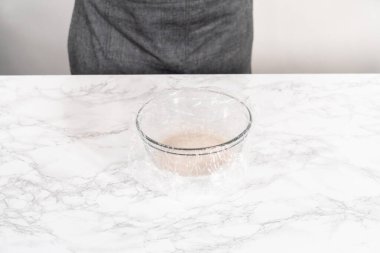 Akşam yemeği hazırlamak için bardaktaki mayayı aktifleştiriyorum..