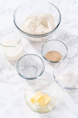 Akşam yemeği hazırlamak için cam karıştırma kabında ölçülmüş malzemeler..