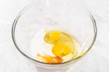 Çilekli kek pişirmek için karıştırma kabıyla karıştırma kabının içindeki malzemeleri karıştırıyorum..