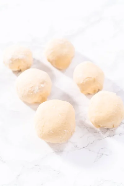 Formowanie Ciasta Chlebowego Małą Kulkę Przygotowywania Bułek — Zdjęcie stockowe