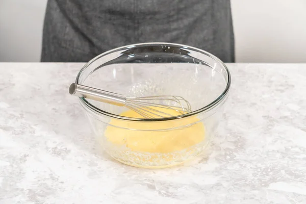 Blandning Ingredienser Ett Glas Mixerskål Med Blandning Visp För Att — Stockfoto