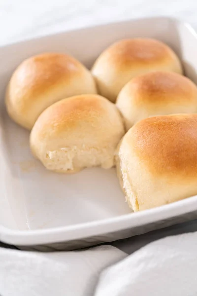 Vers Gebakken Broodjes Een Witte Keramische Schotel — Stockfoto