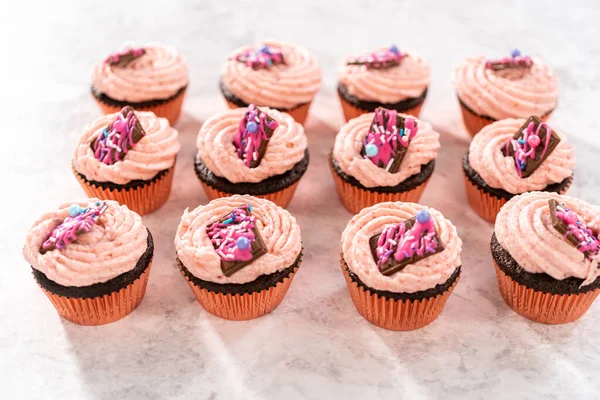 Frissen Sült Csokoládé Eper Muffinok Ínyenc Mini Rózsaszín Csokoládéval Díszítve — Stock Fotó