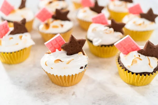 Gourmet Mores Cupcakes Met Meringue Glazuur Versierd Met Stervormige Chocolade — Stockfoto