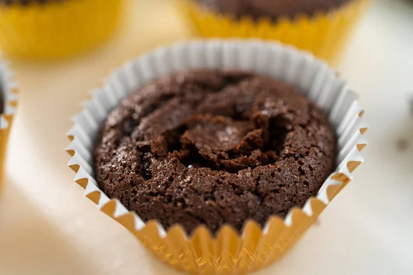 Enchendo Cupcakes Mores Com Ganache Chocolate — Fotografia de Stock
