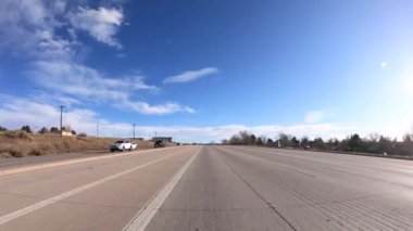 Denver, Colorado, ABD-13 Ocak 2020 - Amerika 'nın banliyölerinde tipik asfalt yollarda sürüş.