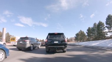 Denver, Colorado, ABD-13 Ocak 2020 - Amerika 'nın banliyölerinde tipik asfalt yollarda sürüş.